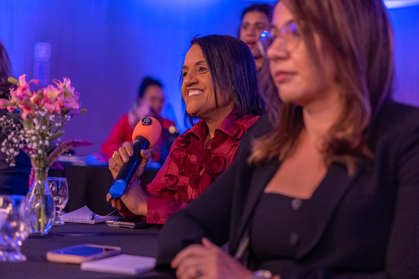 Participantes em uma conversa no encontro