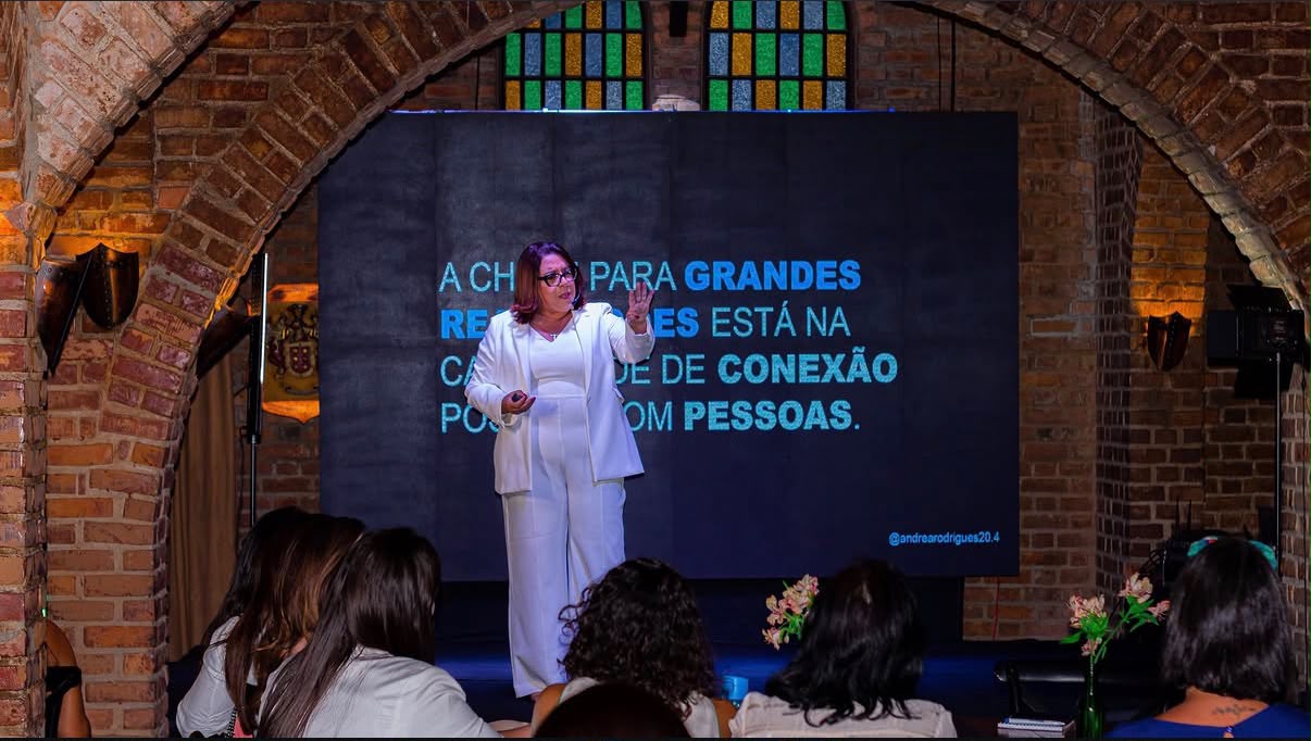 Apresentação em palco com arcos de tijolos em edição anterior